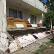 Започнаха ли да се срутват панелите?