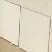 Как да полагаме плочи върху боядисани или облицовани с плочи стени?